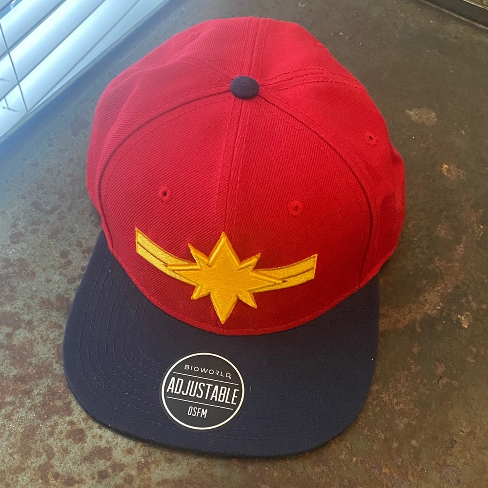 Bioworld Marvel Captain Marvel SnapBack Red Hat -Star Logo. Unisex- 15%Wool